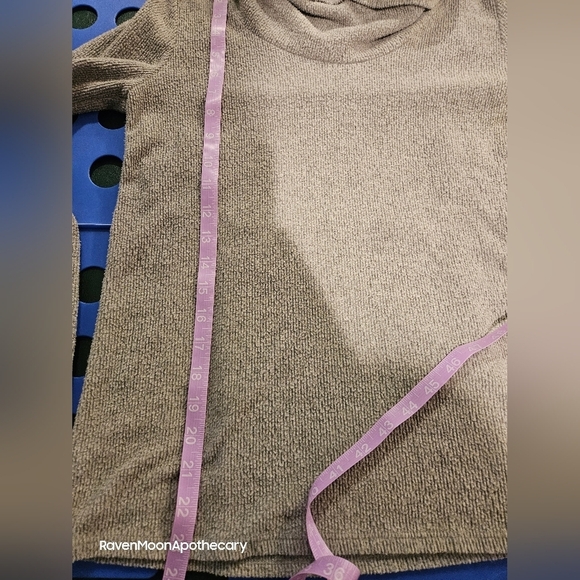 Fashion Nova Sweater - Picture 6 of 6